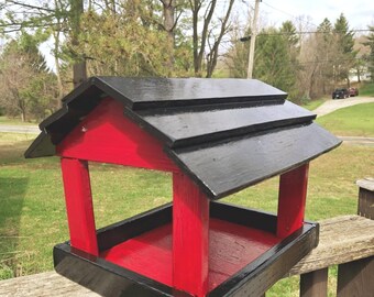 Czerwono-czarny karmnik dla wiewiórek z odzyskanego drewna, gotowy do powieszenia