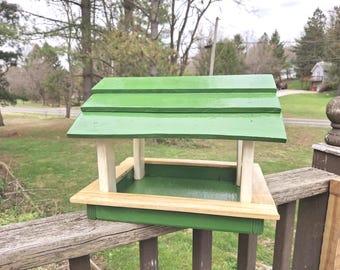 Mangiatoia aperta per uccelli o scoiattoli in legno di recupero dipinto color crema e verde.