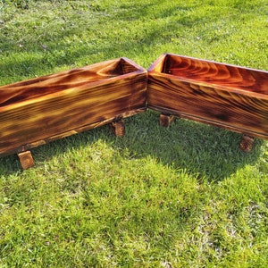 Rustieke plantenbak van gerecycled hout met bloem- of groenteveranda