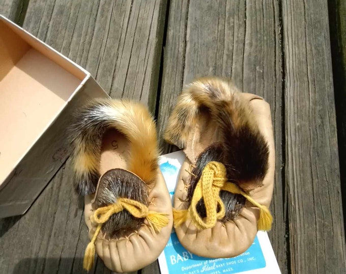 Vintage deerhide and real fur size 5 baby moccasins