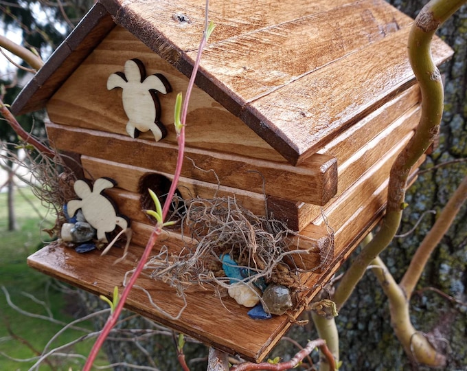 Single family turtle front log style birdhouse