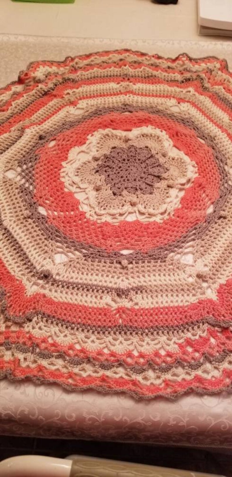 Jeté Hexagone Crocheté Main – Mandala Corail, Crème, Beige, Marron – 54x58 Pouces