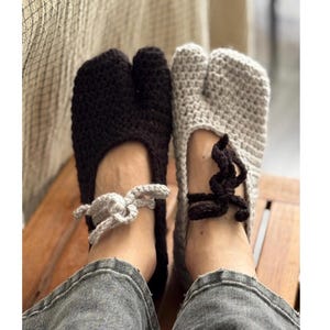 Pantuflas Tabi tejidas a mano a crochet – Zapatos de casa cómodos de punto con puntera dividida, diseño minimalista japonés.
