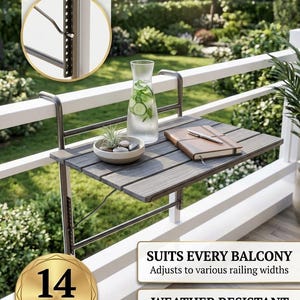 Peut inclure: Une table de balcon grise avec un cadre en m&eacute;tal fonc&eacute; est fix&eacute;e &agrave; une balustrade blanche. Une carafe en verre avec des tranches de concombre, un petit bol avec des pierres et un carnet avec un stylo reposent sur la table. La table a 14 niveaux de hauteur.