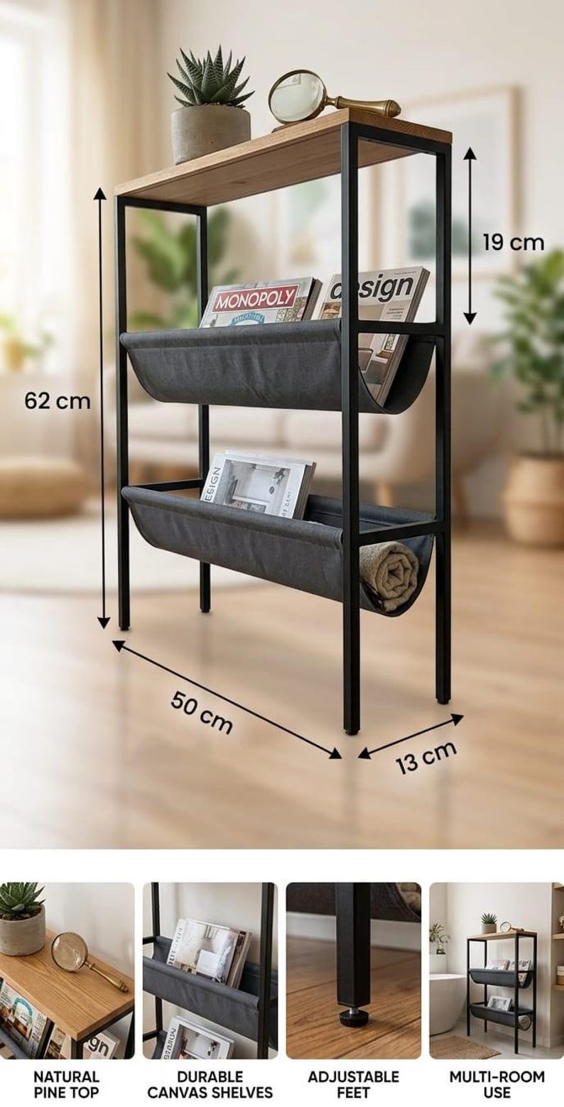Op de afbeelding: Een zwart metalen en houten rek met twee grijze canvas planken en een natuurlijk grenen blad. De unit is 62 cm hoog, 50 cm breed en 13 cm diep. De bovenste plank bevat een kleine plant en een vergrootglas. De planken bevatten boeken.