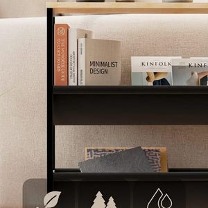 Op de afbeelding: Een zwart en houten rek met boeken, tijdschriften en koffieaccessoires. Het rek heeft de tekst "Minimalist Design" en "Kinfolk". De onderkant van de plank heeft de tekst "100% milieuvriendelijke natuurlijke materialen", "Massief duurzaam grenen" en "Waterbestendige afwerking".