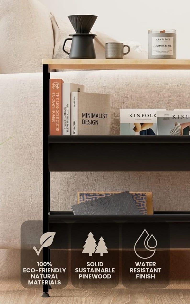 Op de afbeelding: Een zwart en houten rek met boeken, tijdschriften en koffieaccessoires. Het rek heeft de tekst "Minimalist Design" en "Kinfolk". De onderkant van de plank heeft de tekst "100% milieuvriendelijke natuurlijke materialen", "Massief duurzaam grenen" en "Waterbestendige afwerking".