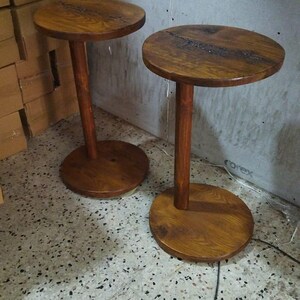 Mesa de apoio redonda minimalista em pinho maciço, com padrão gravado personalizado. imagem 18