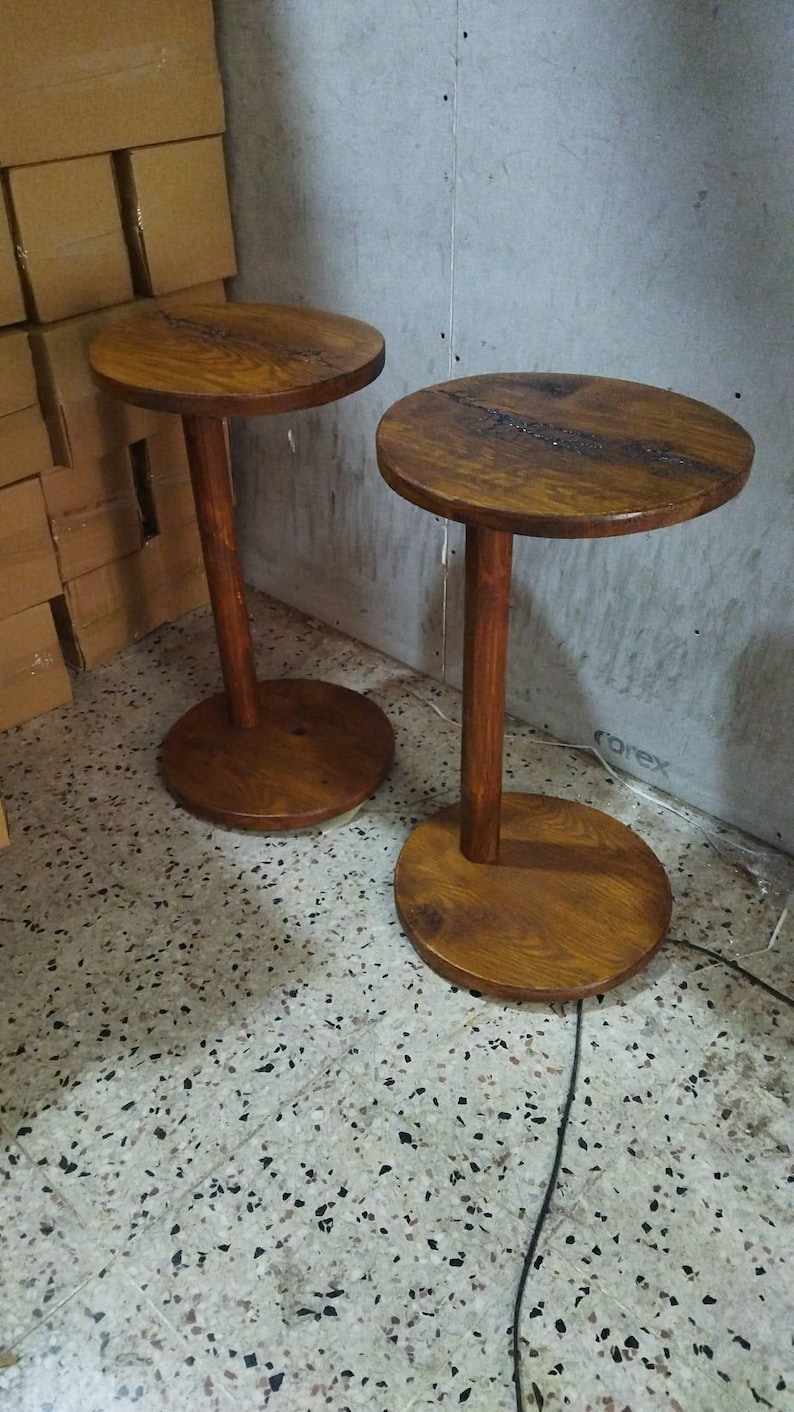 Mesa de apoio redonda minimalista em pinho maciço, com padrão gravado personalizado. imagem 18