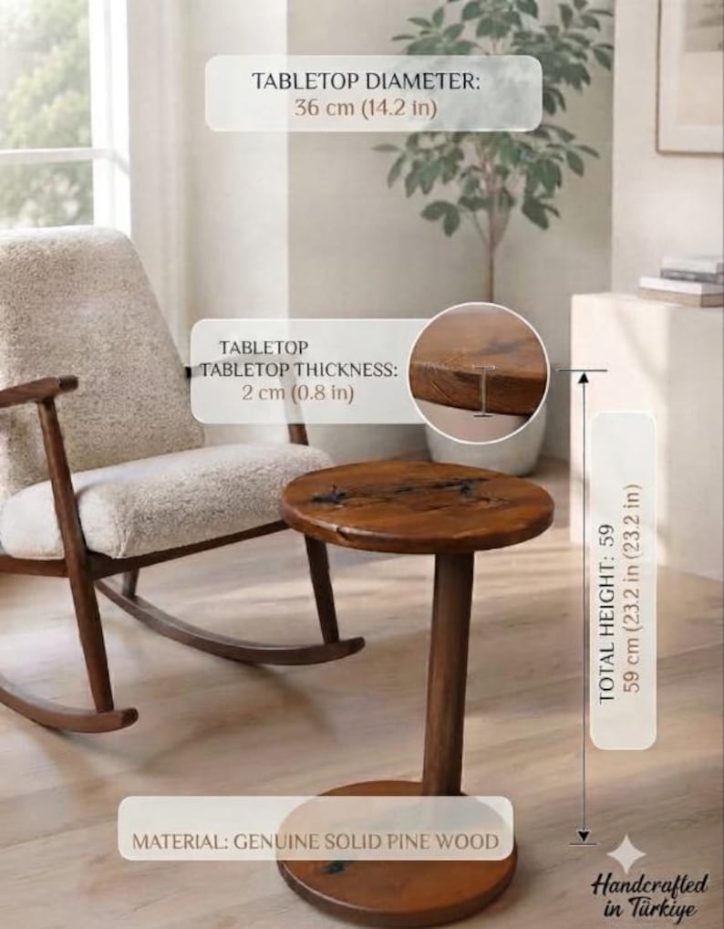 Pode incluir: Uma mesa lateral redonda feita de madeira de pinho maci&ccedil;a com acabamento castanho escuro. O di&acirc;metro do tampo &eacute; de 36 cm, a espessura &eacute; de 2 cm e a altura total &eacute; de 59 cm. A mesa possui uma base central e um tampo circular.