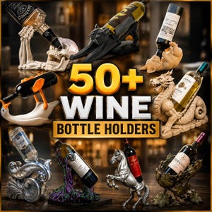 Op de afbeelding: Een collectie decoratieve wijnflessenhouders met diverse sculpturale ontwerpen, waaronder een menselijke schedel, een zwarte kat, een draak, een paard, een gans en sierlijke metalen standaards, met de tekst 50+ WINE BOTTLE HOLDERS in het midden.
