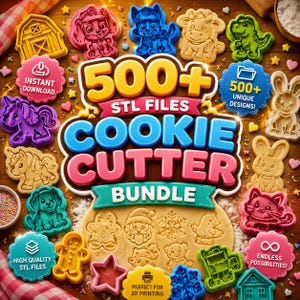 Op de afbeelding: Een verzameling kleurrijke plastic koekjesvormpjes in diverse vormen zoals dieren, feestdagenfiguren en geometrische patronen, rondom grote tekst 500+ STL FILES COOKIE CUTTER BUNDLE met extra iconen en tekstlabels.