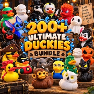 Puede incluir: Una colección de patitos de goma variados con personajes como un médico de la peste, un pirata, un fantasma y un mono. Un letrero central de madera muestra el texto 200+ ULTIMATE DUCKIES BUNDLE, y un pequeño cartel colgante dice Cute Funny Spooky Seasonal & More!