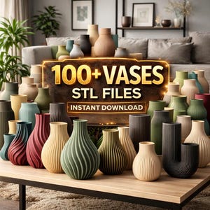 Può includere: Una collezione di vari vasi in diversi colori e design, inclusi stili a coste e curvi. L'immagine presenta un cartello che recita "100+ VASES STL FILES INSTANT DOWNLOAD". I vasi sono disposti su un tavolo di legno.