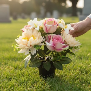 Vaso memorial com crisântemos rosa e creme em formato de rosa para túmulo | Flores artificiais para homenagear familiares