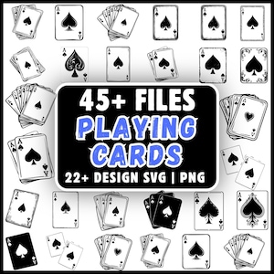 Op de afbeelding: Een verzameling zwart-wit illustraties van speelkaarten met diverse ontwerpen van de aas van schoppen, gerangschikt rond een centraal zwart rechthoekig label met witte en blauwe tekst 45+ FILES PLAYING CARDS 22+ DESIGN SVG | PNG.