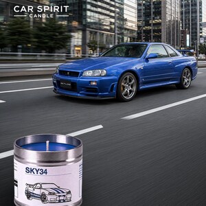 Peut inclure: Une bougie cylindrique en métal avec de la cire bleue à l'intérieur. L'étiquette blanche porte le texte SKY34 et un dessin au trait noir et blanc d'une voiture de sport. L'arrière-plan montre une voiture de sport bleue sur une route urbaine.