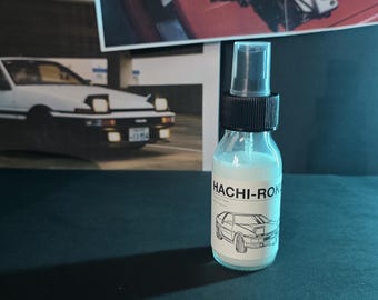 Spray profumato di lusso per auto - HACHI-ROKU JDM Anime Accessori per auto per uomo e donna - Deodorante per auto personalizzato, spray per ambienti/biancheria, 50 ml