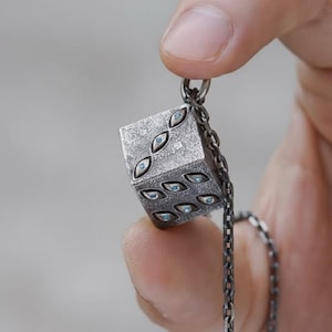 Gojo-inspirerat halsband - Prison Realm kubhänge, anime-smycken med förbannade föremål, subtil nördig present till fan, silverögonhalsband med tärningar