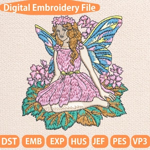 Könnte beinhalten: Digitales Stickmuster mit einer Fee in einem rosa Kleid, Blumenkranz und blau-gelben Flügeln. Die Fee ist von rosa Blumen und grünen Blättern umgeben. Der Text "Digital Embroidery File" steht oben. Stickdateiformate sind unten aufgeführt.