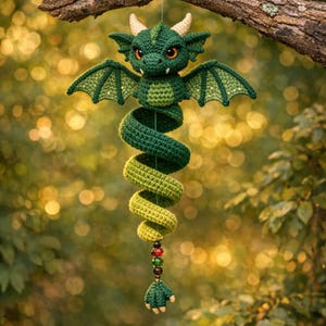 Smaragdspiraldrakehängande Amigurumi-mönster PDF, virkad drakeprydnad i fantasistil, digital nedladdning