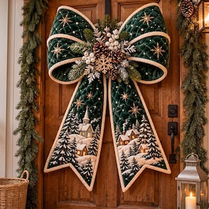 Puede incluir: Un gran lazo decorativo de terciopelo verde oscuro acolchado con una escena de pueblo invernal, casas nevadas y pinos. El lazo está adornado con piñas, bayas blancas y bordados de copos de nieve dorados, con un borde de cuerda de color crema.