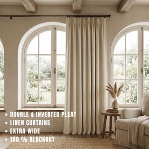 Peut inclure: Rideaux en lin blanc cassé avec un design à plis doubles et inversés. Ces rideaux sont extra larges et offrent une occultation à 100 %. Le texte sur l'image indique : DOUBLE & INVERTED PLEAT, LINEN CURTAINS, EXTRA WIDE, 100% BLACKOUT.