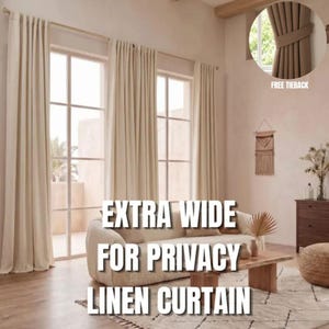 Puede incluir: Cortinas de lino color hueso extra anchas colgadas de una barra sobre grandes ventanales. Las cortinas presentan un encabezado plisado y paneles hasta el suelo. Un recuadro circular muestra el tejido sujeto por un alzapaños con el texto FREE TIEBACK.