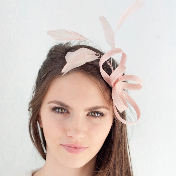 Powder pink fascinator with feathers for wedding guest, bridesmaids feather headpiece, women fascinator in pink