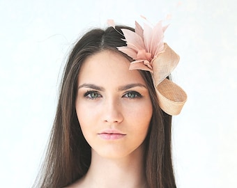 Federn Fascinator in Mandel Beige, Hochzeitsgast Haarschmuck, Damen Federn Fascinator, femininer Braut Haarschmuck