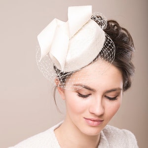 Bridal Veiled Pillbox Hat, Bridal Hat with Birdcage, Ivory Wedding Hat, Modern Millinery Hat, Winter Wedding Fur Felt Hat zdjęcie 3