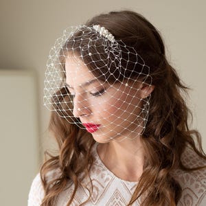 Véu de pérolas gaiola em branco, véu de noiva curto com pérolas Swarovski, véu de noiva com contas de pérolas