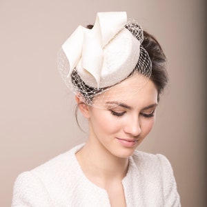 Bridal Veiled Pillbox Hat, Bridal Hat with Birdcage, Ivory Wedding Hat, Modern Millinery Hat, Winter Wedding Fur Felt Hat zdjęcie 1