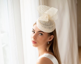 Pilulier nuptial avec coupe de vagues, chapeau de mariage de chapellerie ivoire, chapeau percher pilulier, chapeau d’invité de mariage, chapeau garni de sinamay de fenêtre