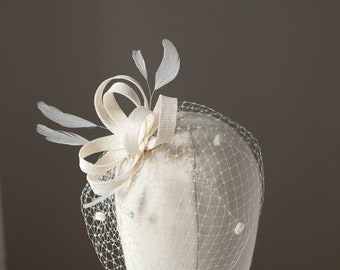 Bibi plume de mariée avec cage à oiseaux courte en pointillés, postiche de plumes de mariage avec voile court pour une mariée, élégant casque de plumes