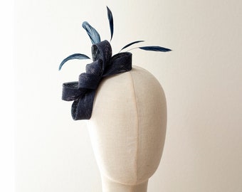 Bibi noeud papillon moderne avec plumes, bibi pour invité de mariage en bleu marine, casque marine de demoiselle d'honneur, bibi plume pour femme