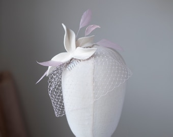 Braut Kopfschmuck aus gewellten Blättern und Schleier in Rosa und Creme-Elfenbein, Hochzeit Vogelkäfig in Rosa und Fascinator aus Elfenbein