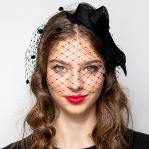 取り外し可能なバードケージベールとパーティーヘッドピース、喪服ベール付きの特別な機会に最適な黒髪用ボウベール。