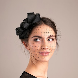 Elegant svart begravningsslöja med rosett, minimalistisk huvudbonad med sorgslöja i fågelbur, svart slöja, vintageinspirerad begravningsslöja med rosett