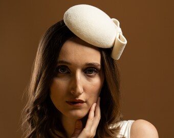 Wedding Pillbox Hat with a Bow, ivory Fur Felt Bridal Hat, Winter Wedding Pillbox Hat, Ivory Ladies Hat, Formal Hat Cream