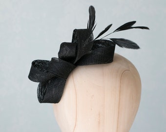 Schwarzer Feder-Fascinator, Feder-Fascinator für Hochzeitsgäste in Schwarz, Brautjungfern Haarschmuck mit Federn, Damen Feder-Fascinator