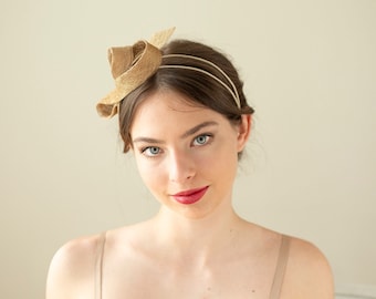 Minimalistische gouden fascinator, bruiloft modevak fascinator, minimalistische vrouw fascinator, couture modevak hoofddeksel op dubbele hoofdband