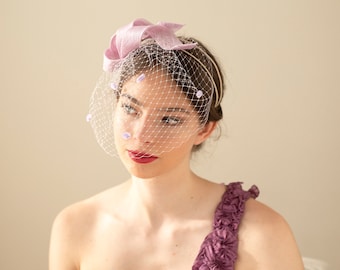 Bibi de mariage lilas avec voile sur un double bandeau confortable, casque d'invité de mariage, Bibi sculptural pour femmes