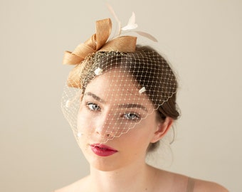 Fascinator con fiocco da sposa con piume e velo in caldo beige, fascinator beige per invitati al matrimonio con gabbia per uccelli, copricapo velato da damigella d'onore