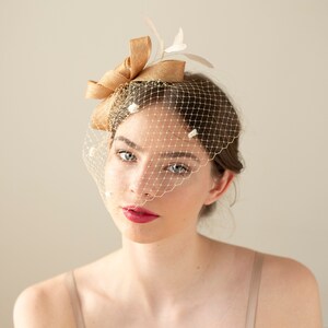 Braut Schleifen Fascinator mit Federn und Schleier in warmem Beige, Fascinator für Hochzeitsgäste mit Vogelkäfig, verschleierter Kopfschmuck Bild 1