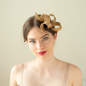 Fascinator da sposa con fiocco e turbinii in oro, fascinator per gli ospiti di nozze d'oro, fascinator da donna, copricapo di modisteria couture immagine 4