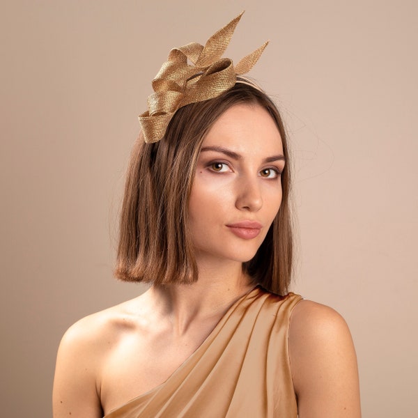 Bibi en or moderne, bibi pour invité de mariage, bibi pour femme sculpturale, casque de chapellerie couture sur double bandeau