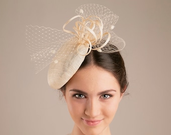 Chapeau de mariage avec garniture de voile, pilulier Millinery Sinamay, chapeau d'invité de mariage moderne, chapeau de mère de marié