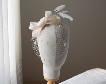 Bridal bow fascinator with dotted short birdcage, wedding feather hairpiece with short veil for a bride, elegant feather headpiece