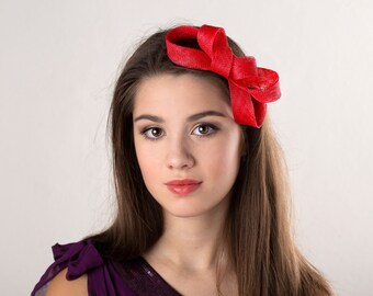Fascinator com laço vermelho papoula – Acessório de cabelo versátil para noivas, damas de honra e convidadas.